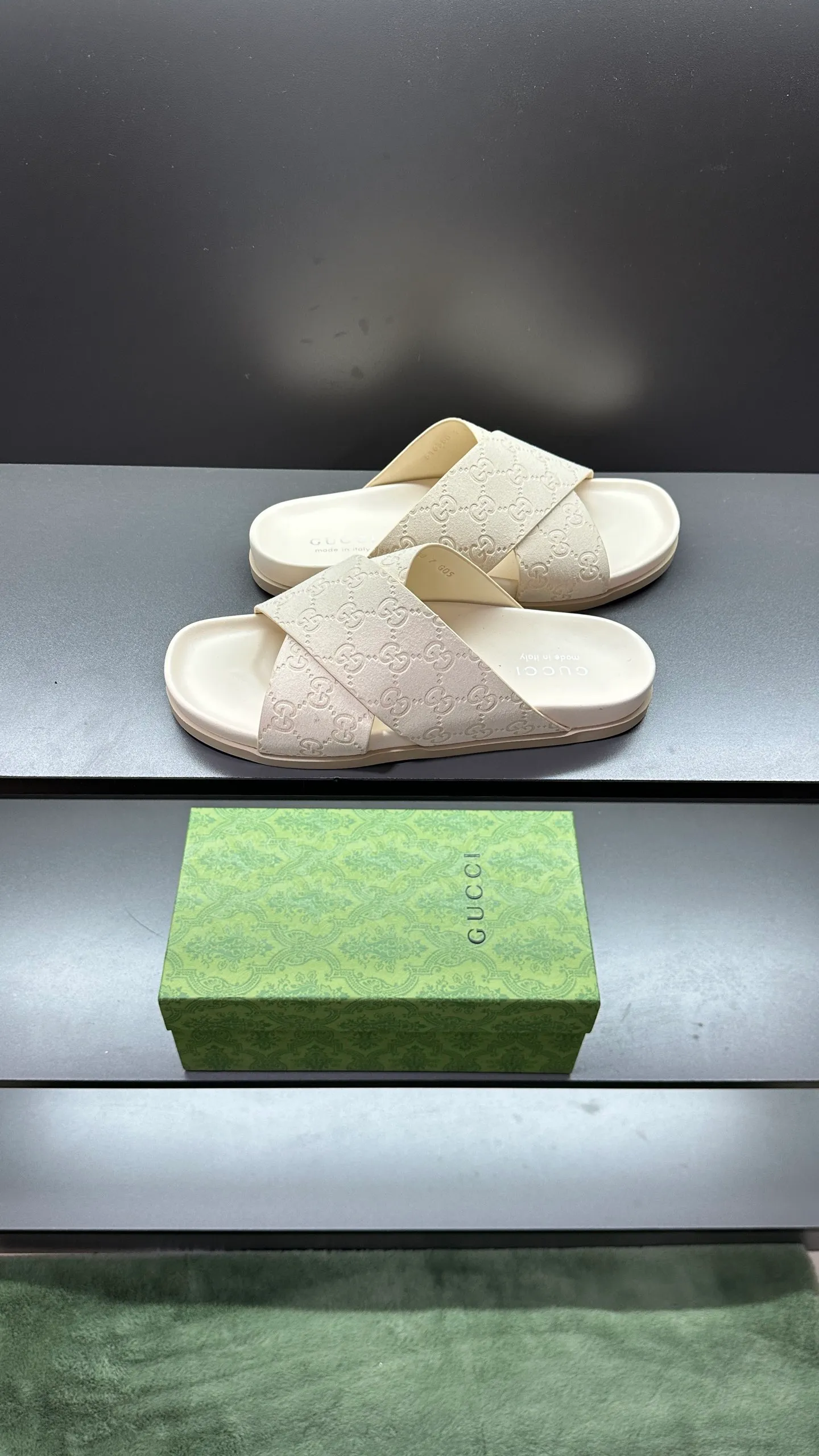 [G Home New Style] P: 300💰Men's size 39~45, (46. Customized) This slipper is made of GG polyester fiber and is decorated with a Gucci label on the front, which adds a striking logo feel to the style. "Gucci Made in Italy" stamped label Rubber sole Flat Made in Italy